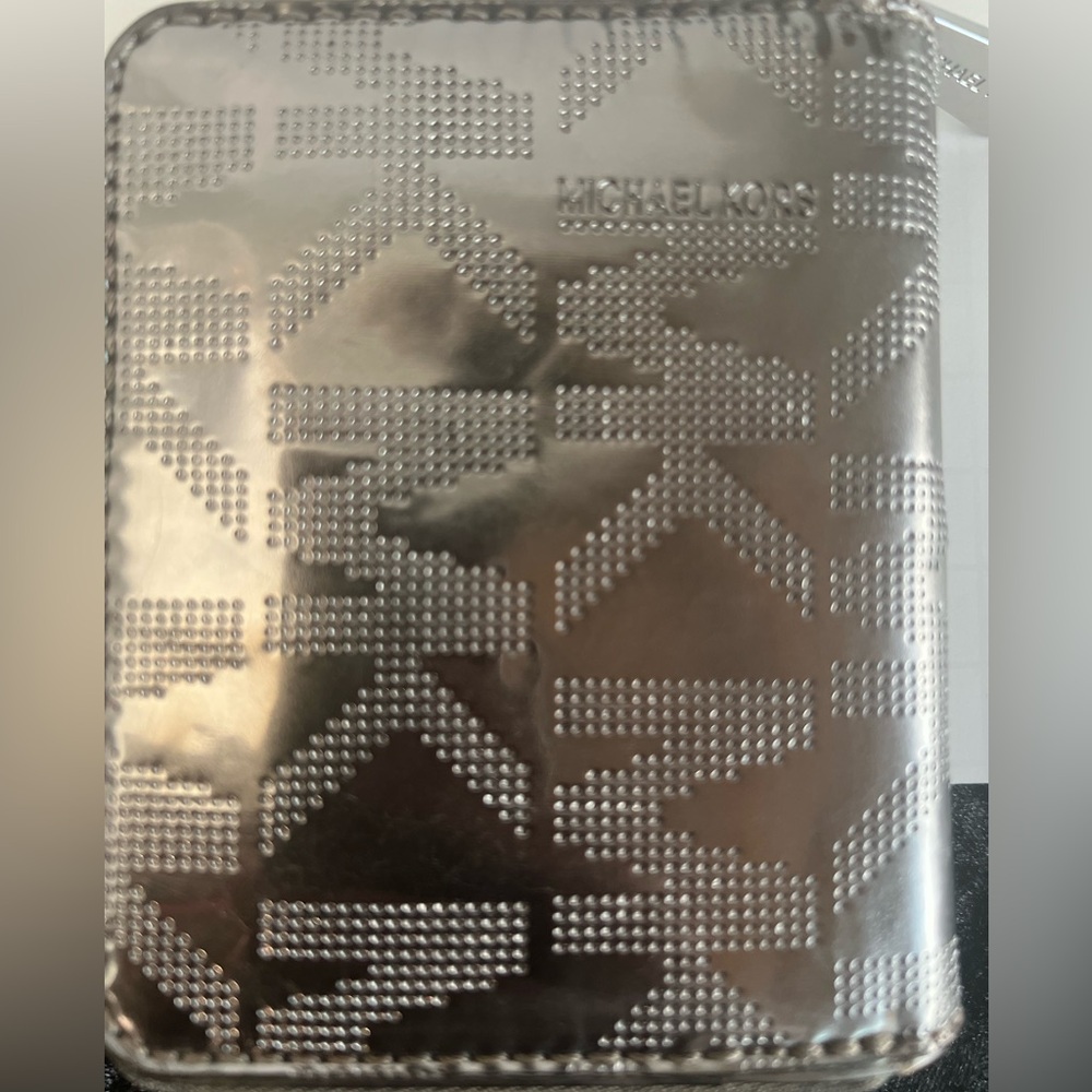 Michael  Kors Jet Set patent logo debossed zip-around wallet. SILVER METALLIC - Picture 4 of 12